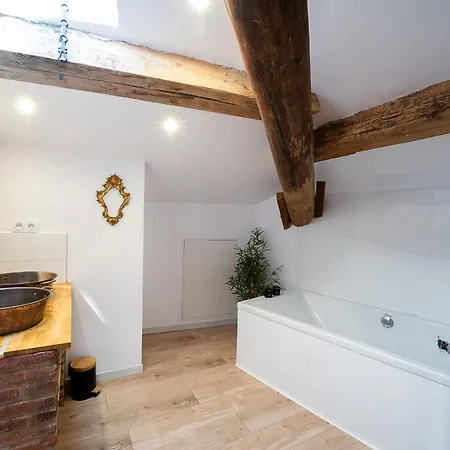 Lägenhet Romantic Getaway In The Heart Of